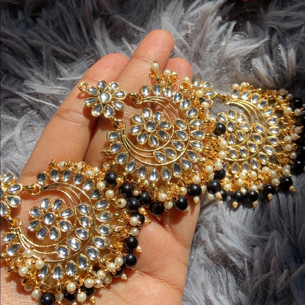 Earrings with tikka